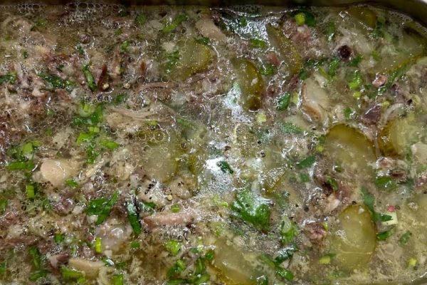 Каждая хозяйка добавляет в холодец что-то свое, я вот не представляю его без соленых огурцов