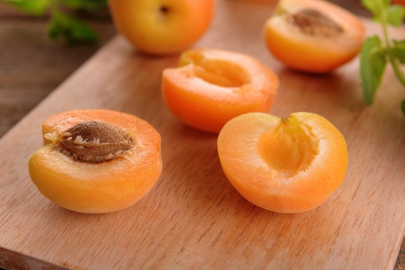свежие абрикосы