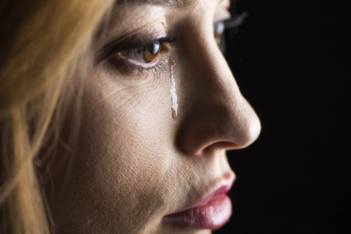 женщина плачет