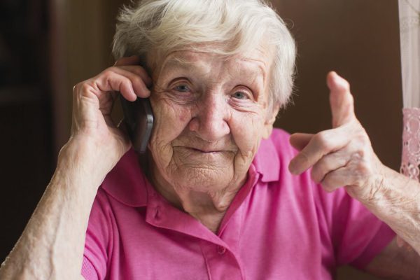 История о милой бабушке Зое, которая звонила всем и каждому, чтобы поздравить с праздником или напомнить почаще улыбаться