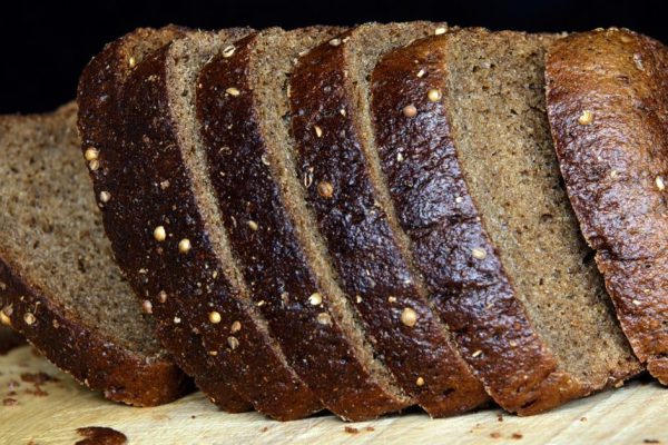 Увидев, что я выбрасываю заплесневевший хлеб, повариха научила, что делать с вчерашними хлебобулочными изделиями