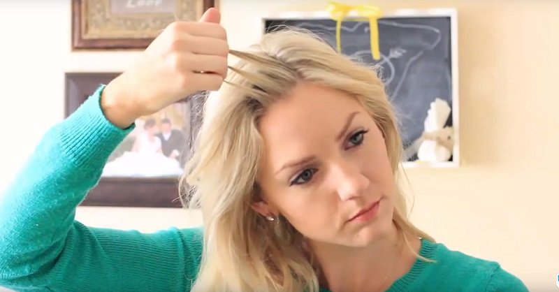 девушка разделила челку на пряди