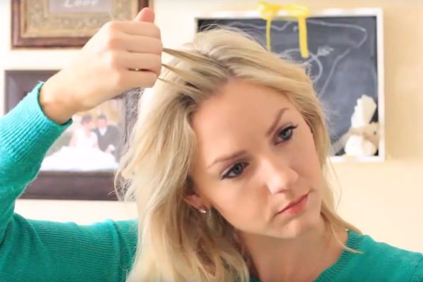 Эта девушка разделила челку на 3 ровные пряди. Спустя 5 минут я не мог отвести взгляд от ее затылка!