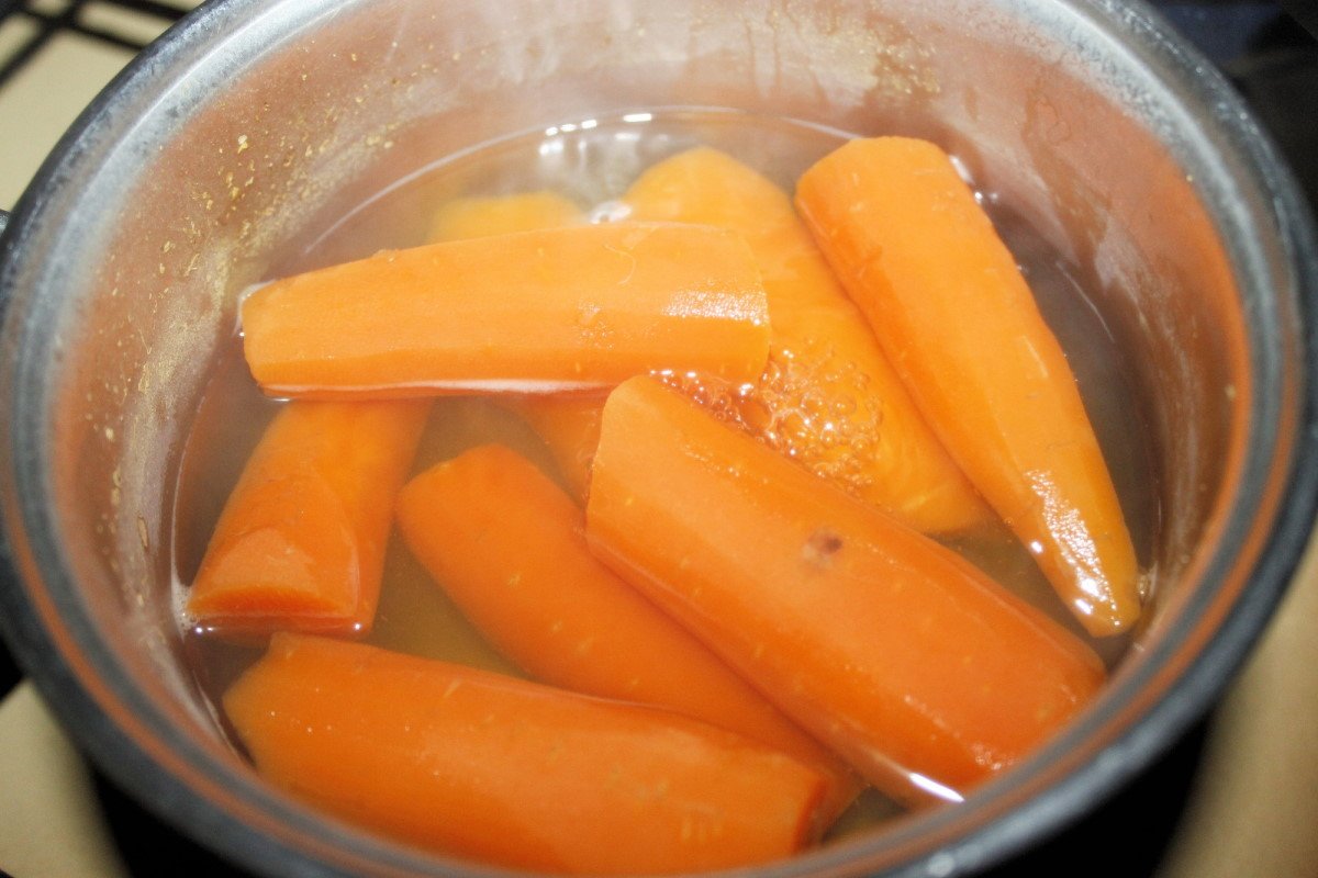 Зачем смешивать вареную морковь с финиками и орехами сотейник, кокосовой, хорошенько, массу, смесь, измельчи, необходимо, дробленных, помощью, приготовления, халву, очень, обваляй, рецепты, залей, форму, холодильник, порционные, яблочного, после