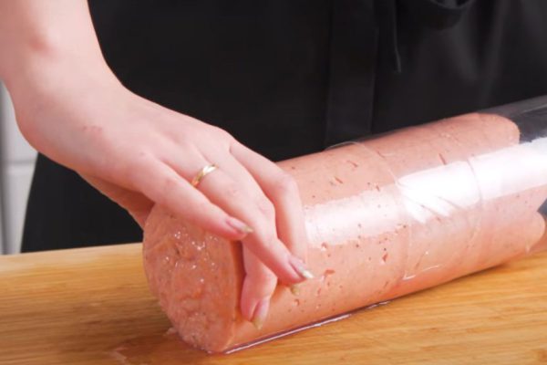 Хорошенько разогрела веганскую колбасу в микроволновке, показываю, что получилось