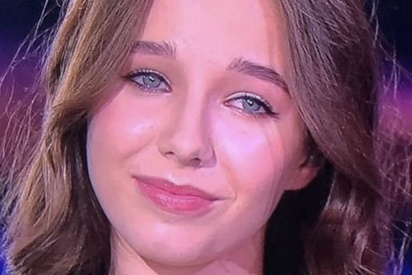 Дочь Юлии Началовой спела главный ее хит на сцене шоу «Дуэты», растрогав своим выступлением каждого человека в зале