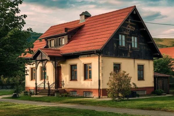 Мы с сестрой договорились, что я отдам ей половину за родительский дом, деньги она забрала с радостью, но потом появилась у нас на пороге.