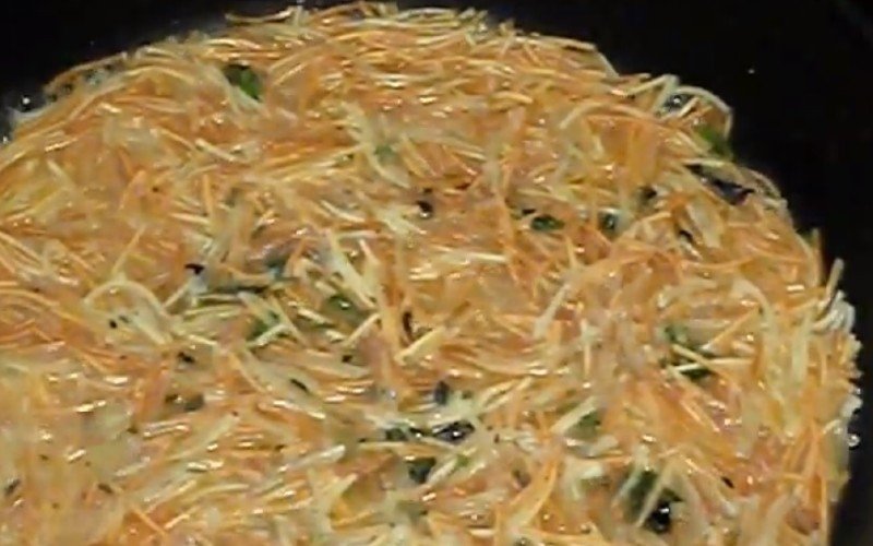 вермишель на сковороде с луком