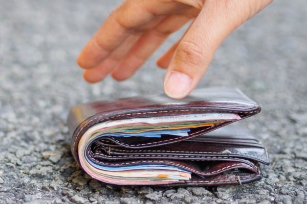 Если ты нашел чужой кошелек, нужно действовать определенным образом, без обсуждений