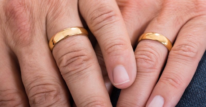 муж изменяет жене