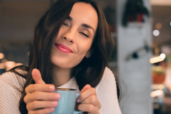 В ресторане мужчина увидел красотку, которую бросил 20 лет назад, но больше его поразил персонаж, сидевший с ней за одним столиком