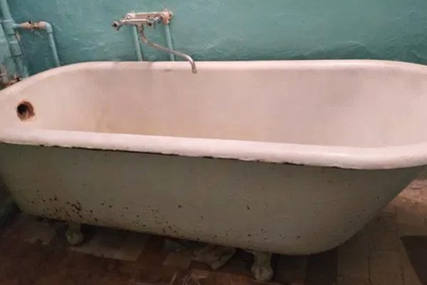 Дома в СССР строились на 20 лет эксплуатации, а чугунная ванна в них могла честно служить все 50