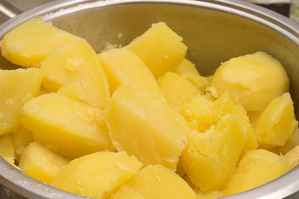 Шеф-повар с многолетним опытом рассказал, как нужно есть картофель за столом, чтобы выглядеть воспитанным человеком