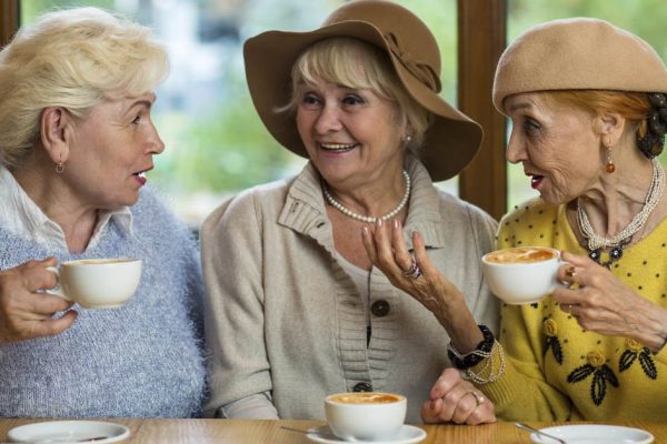 За что подруги ругают пенсионерку, обожающую посиделки в кафе