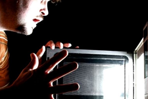 9 вещей, которые ни в коем случае не стоить класть в микроволновку. Помни сам и расскажи другим!