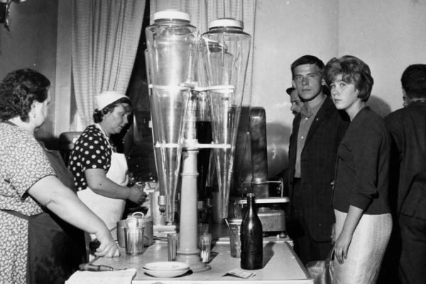 Если ты думаешь, что в советскую эпоху люди были исключительно воспитанные и вежливые, ты просто не посещал эти места