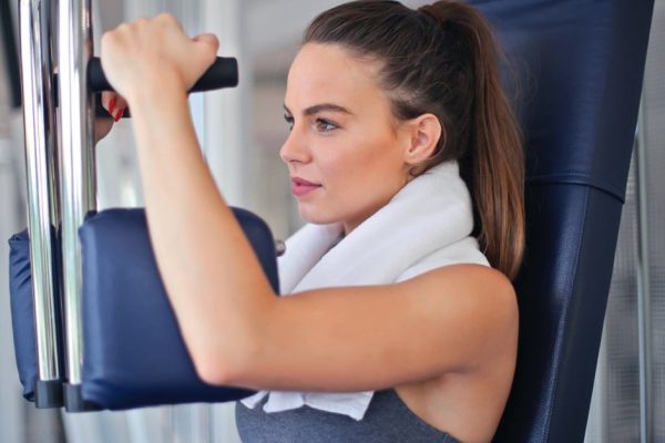 Женщина тренировалась в зале как проклятая, хозяйка клуба хотела ее похвалить, но разрыдалась, узнав, почему она занимается каждый день