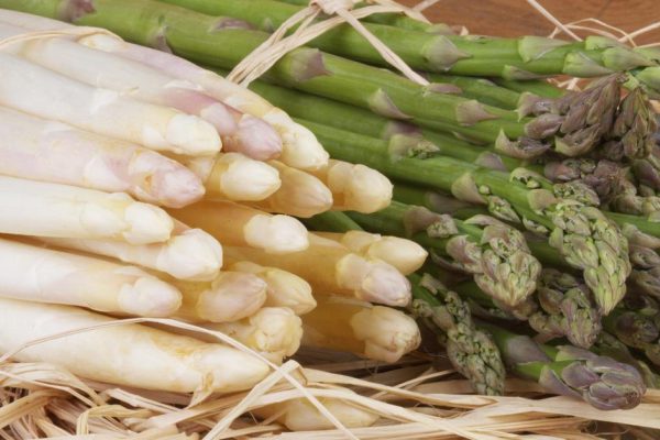 Белую или зеленую спаржу лучше брать на рынке