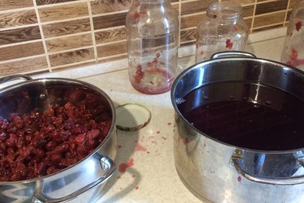 Вишневый ликер «Дурман любви» для дружной женской компании: единственный минус — пьется как вода