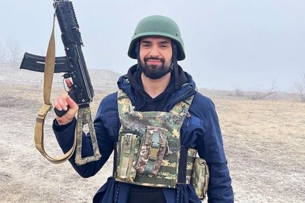 Виталий Козловский получил повестку и отправился обучаться военному делу, артиста теперь просто не узнать