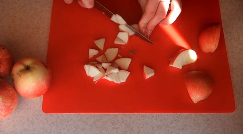 як різати яблука на шарлотку