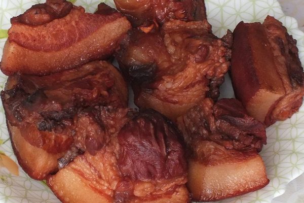 Почему молодые хозяйки готовят сало в луковой шелухе