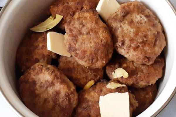 Зачем кума тушит котлеты с манкой в сливочном масле