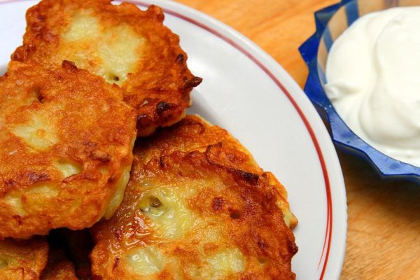 Как приготовить оладьи на кефире с начинкой