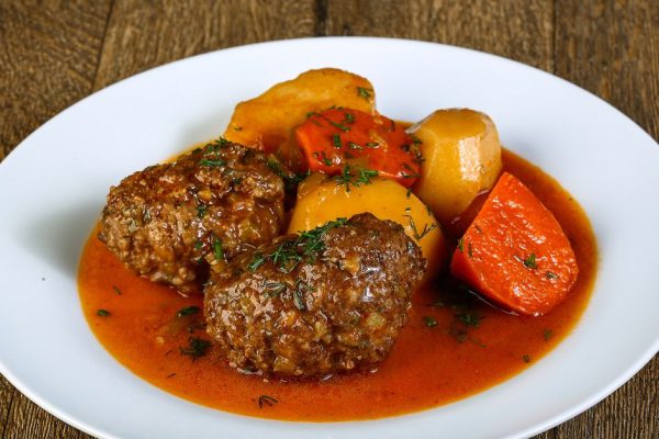 Minced meat balls with potato, carrots and sauce