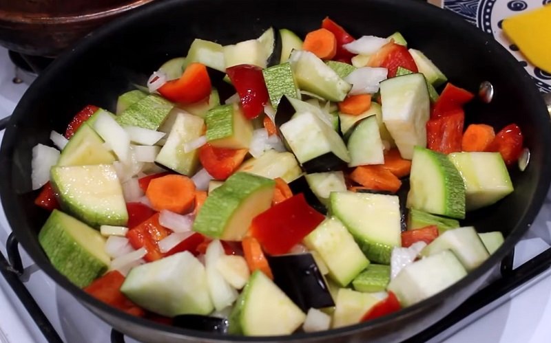 тушеные овощи на сковороде