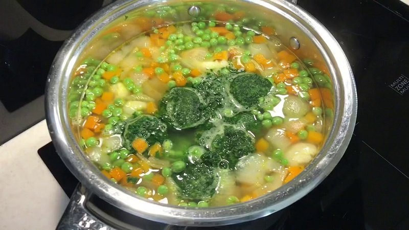 суп із зеленим горошком