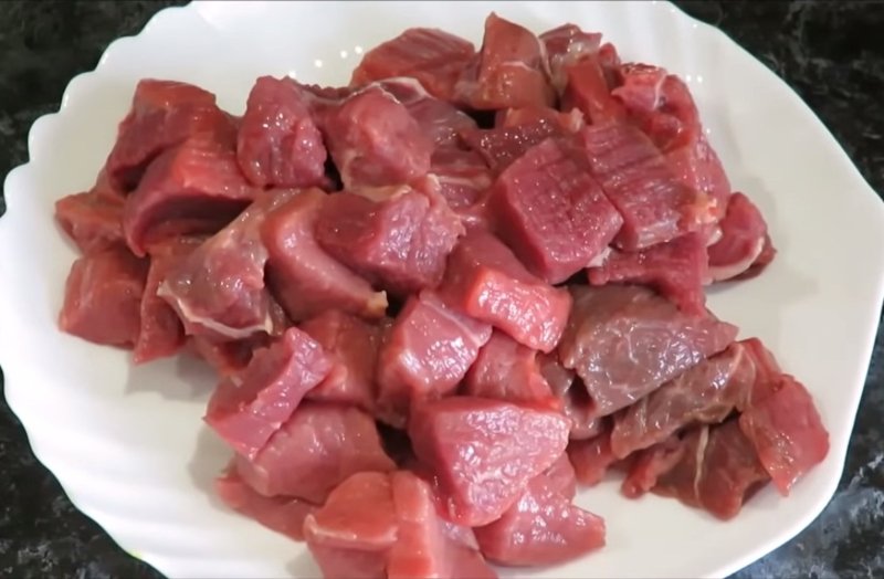 Говядину нужно есть. Нарезка мяса на гуляш. Нарезка гуляша правильная. Как резать мясо на гуляш. Гуляш з яловичини з Шпеле.