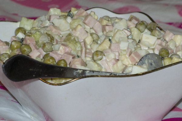 Привычный оливье можно сделать в разы нежнее, если немного усовершенствовать рецепт, неожиданный ингредиент меняет всё