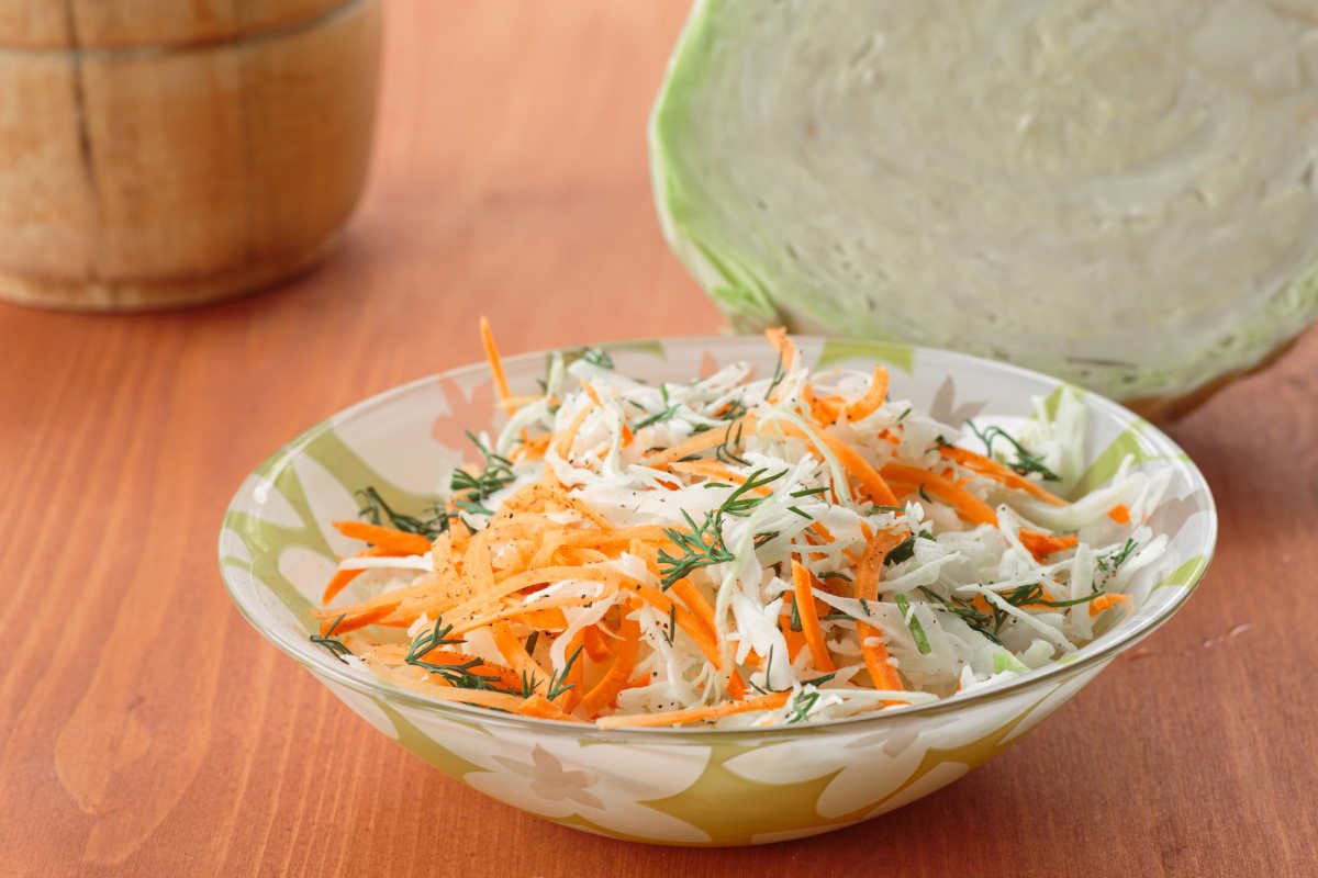 Салат капуста с огурцом рецепт с маслом. Салат витаминный. Салат из капусты. Салат из свежей капусты и моркови. Салат с капустой и морковью.