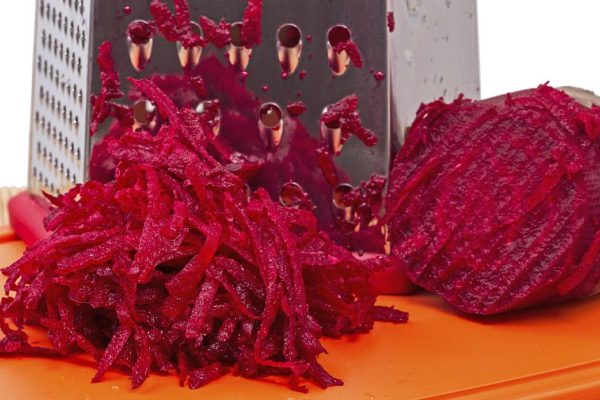 Благодаря свекрови полюбила салаты из сырой свеклы, подборка лучших рецептов из ее кулинарной книги