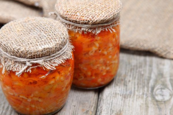 Салат с фасолью в банках