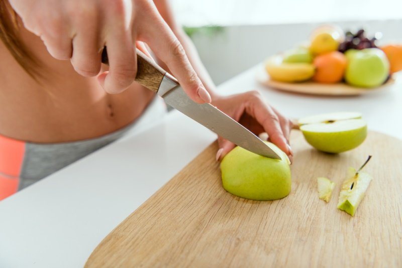 Как приготовить свекольный салат с яблоком и селедкой Кулинария,Масло,Салаты,Свекла,Сельдь,Яблоки