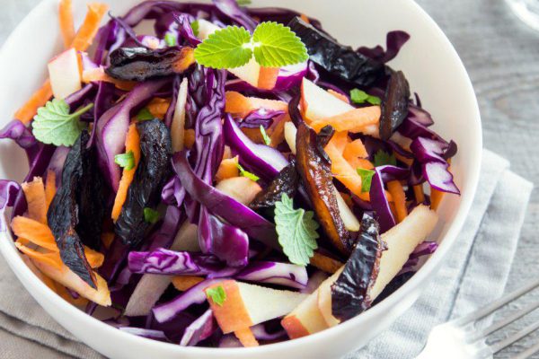 Рецепт салата с черносливом и яблоками