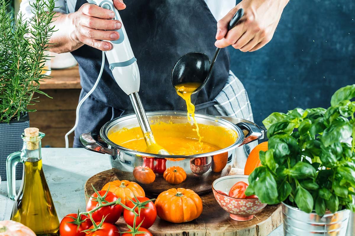 Добряк Уриэль Штерн готовит наивкуснейший суп-пюре из тыквы, есть пару секретов можно, кастрюлю, тыквенный, добавь, тыкву, блюдо, приготовить, вкусный, просто, Также, этого, тыквенного, добавить, самом, поскольку, можешь, конце, несколько, специи, морковь