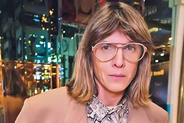 Изящный Владислав Лисовец приказывает выбросить данные наряды до лета 2023 года