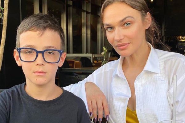 Строгая Алена Водонаева подарила сыну кнопочный телефон без доступа к Интернету