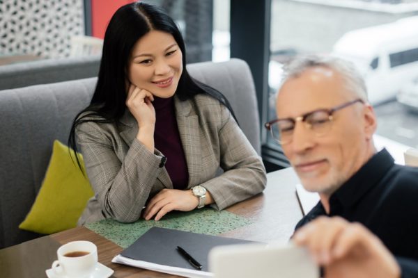 По уши влюбилась в преподавателя, он женат, но обещает подать на развод