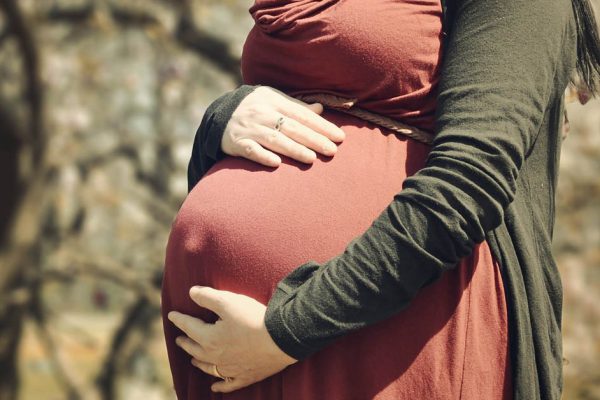 Детективная история, где есть цветущая женщина после 50 и три кандидата в папочки