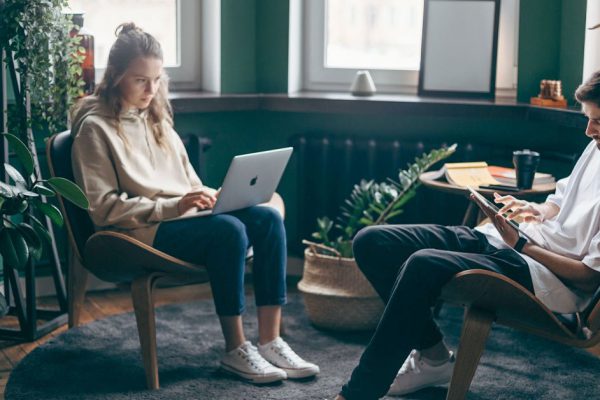 Слиняла с работы пораньше, чтобы приятно удивить любимого, но окаменела на пороге квартиры