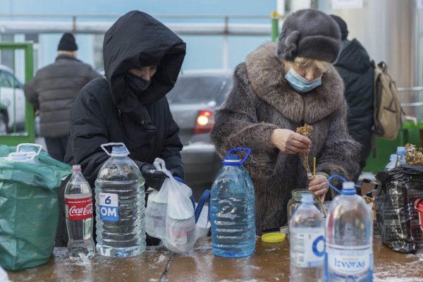 Незачем запасаться пятилитровыми баклажками крещенской воды и хранить ее дома годами, всё без толку