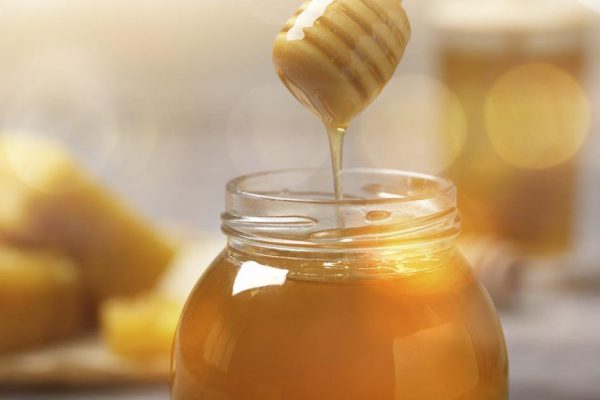 Почему маму нужно целовать, когда она приносит домашний мёд в подарок