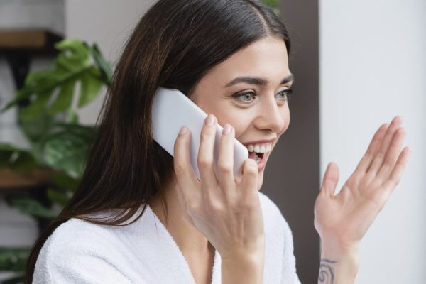 Муж неожиданно вернулся домой и услышал разговор жены по телефону, у него по спине побежали мурашки