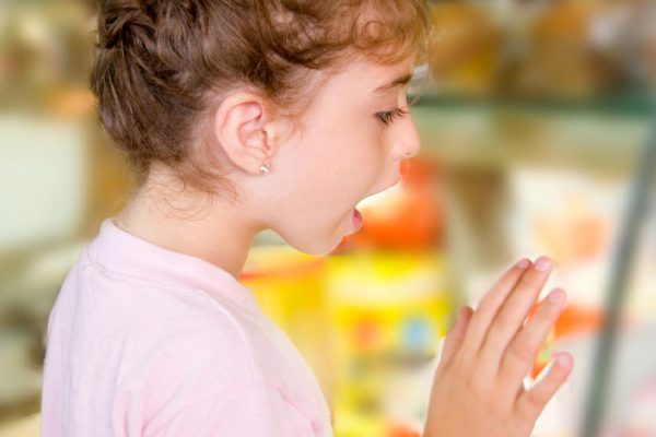 Заметила, что дети, которые приходят в наш магазин, постоянно облизывают стеклянные витрины, решила бороться с этим по-своему