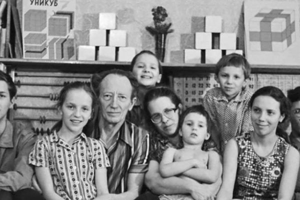 Судьба детей Никитиных, которых отдали в школу в пять лет и бесконечно закаляли