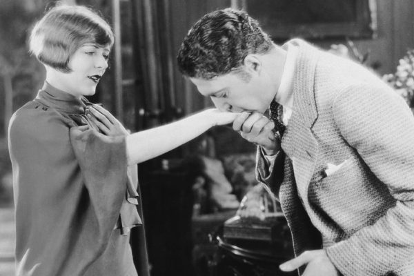 Что нельзя делать современному джентльмену рядом с дамой